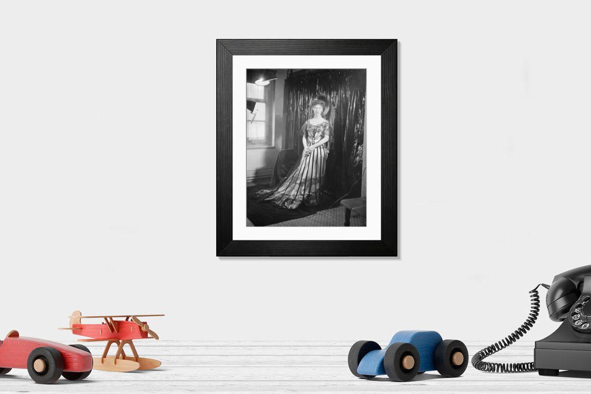 Shown hanging in a room: Modern 14"x12" (36x31cm)