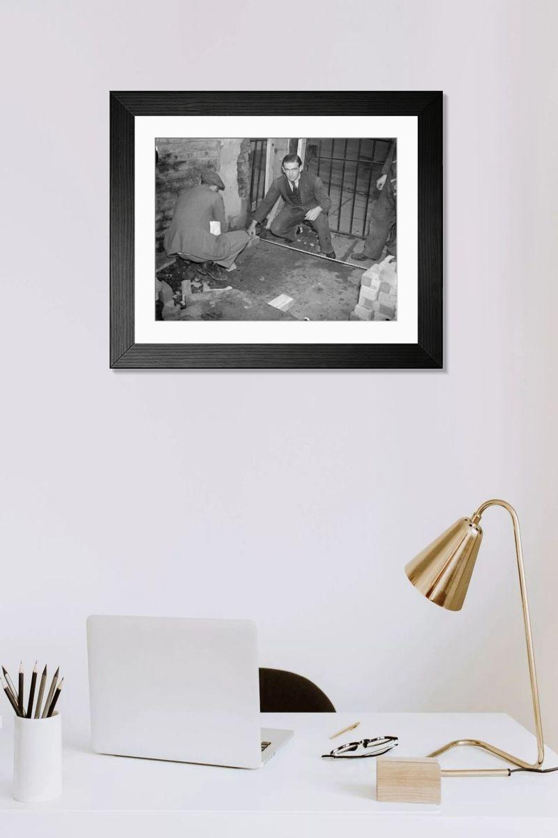 Shown hanging in a room: Modern 14"x12" (36x31cm)