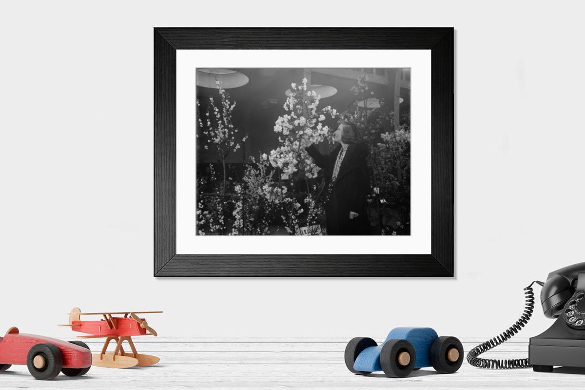 Shown hanging in a room: Modern 14"x12" (36x31cm)