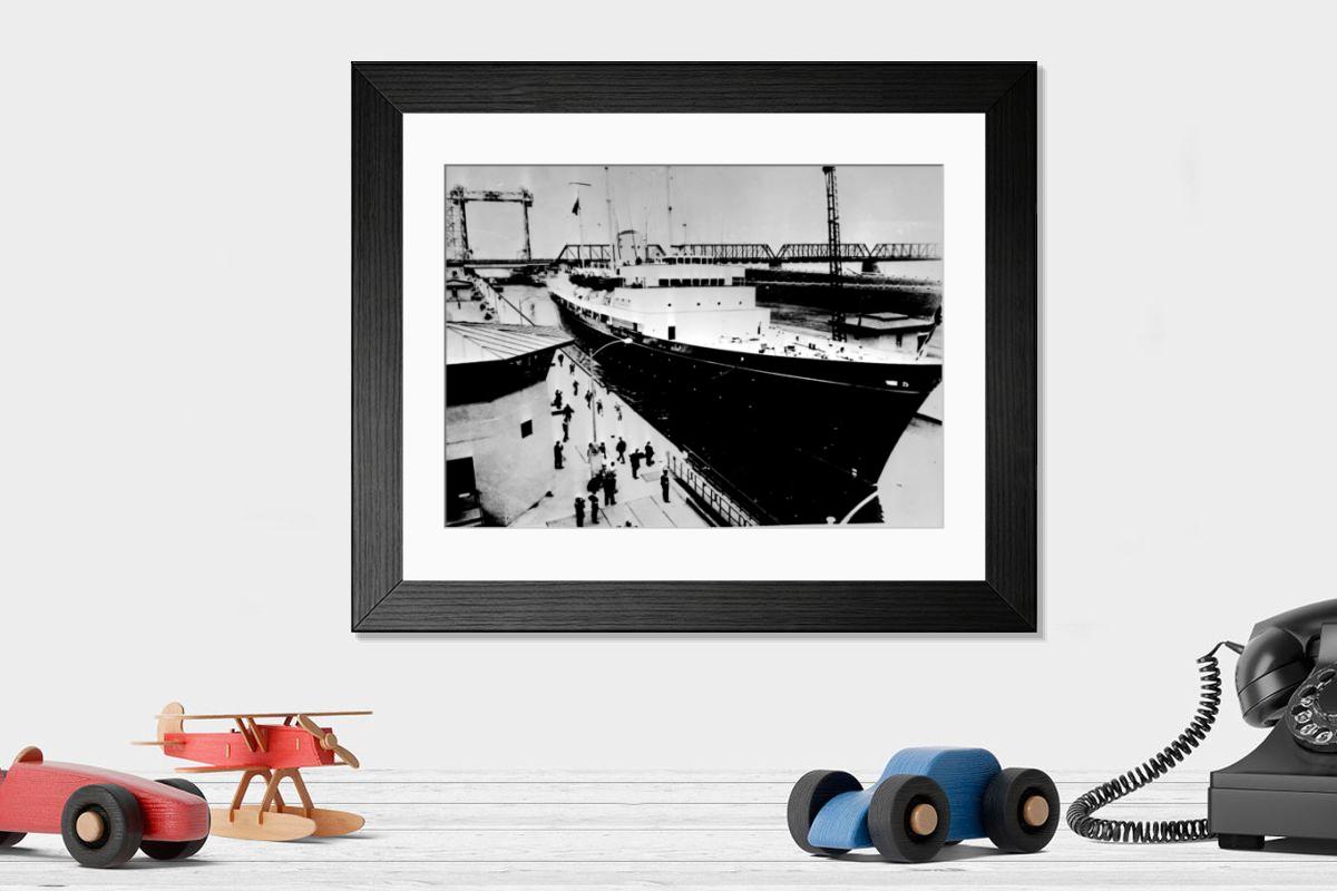 Shown hanging in a room: Modern 14"x12" (36x31cm)