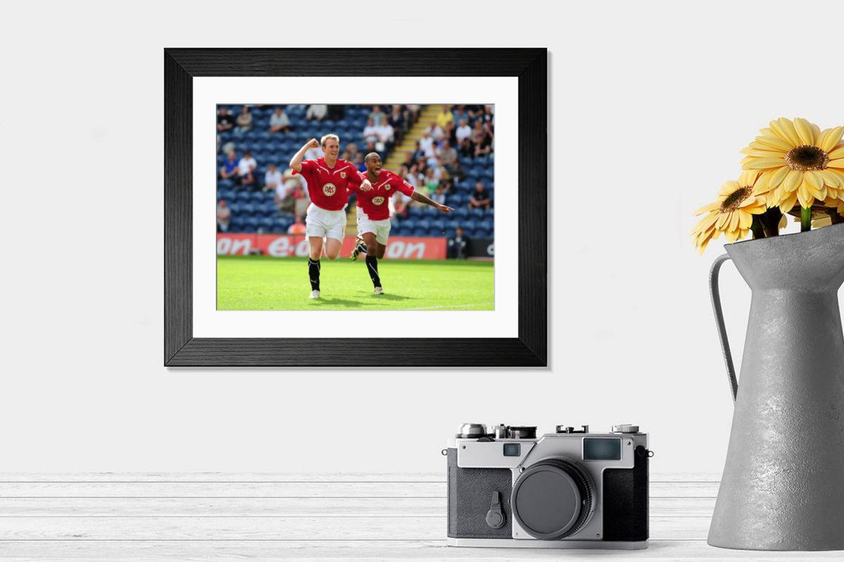 Shown hanging in a room: Modern 14"x12" (36x31cm)