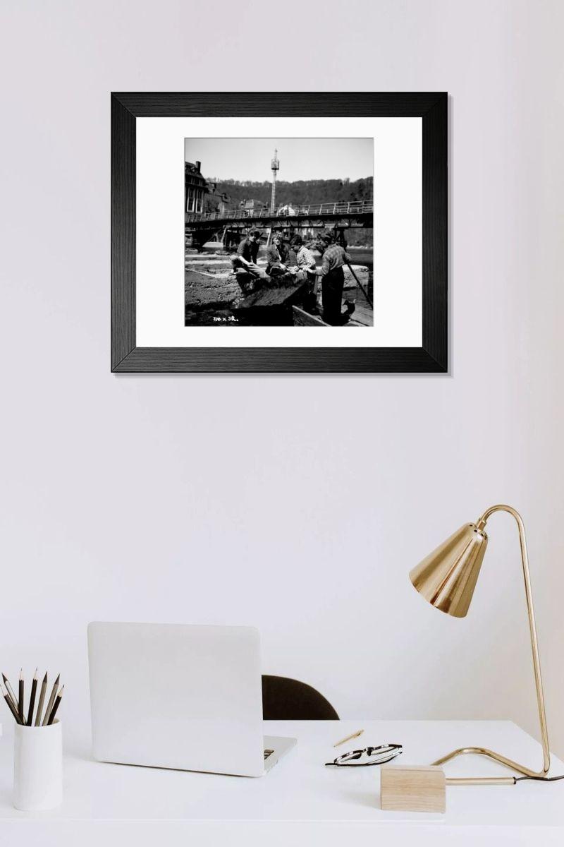 Shown hanging in a room: Modern 14"x12" (36x31cm)
