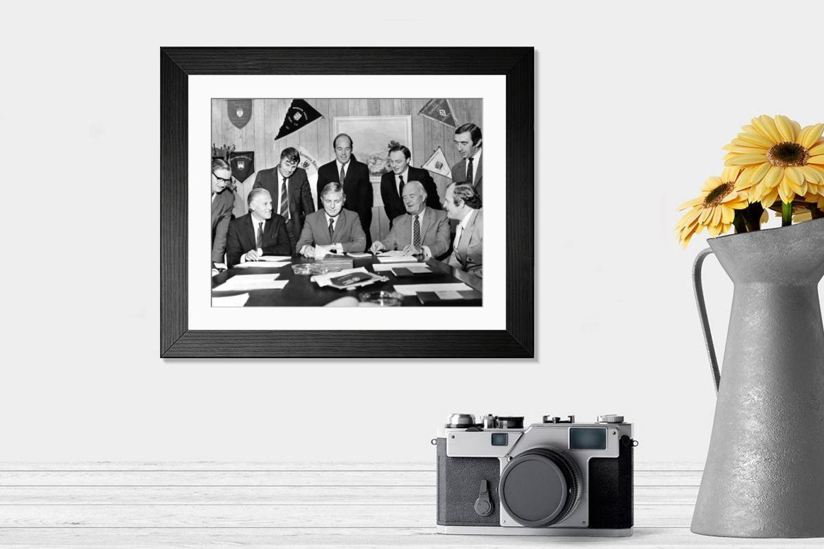 Shown hanging in a room: Modern 14"x12" (36x31cm)