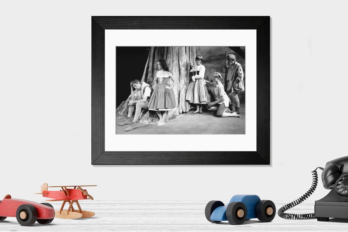Shown hanging in a room: Modern 14"x12" (36x31cm)