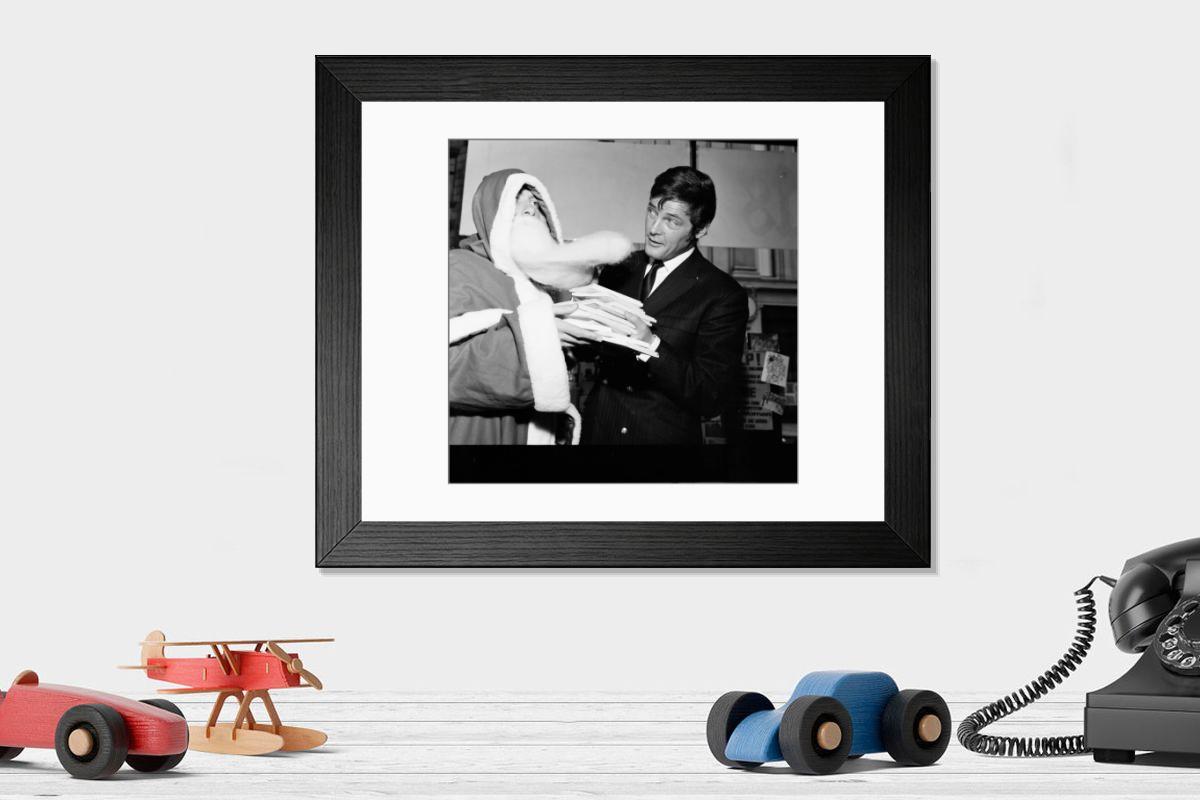 Shown hanging in a room: Modern 14"x12" (36x31cm)