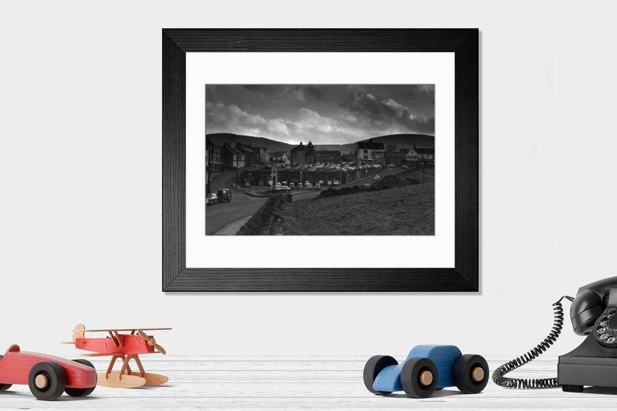 Shown hanging in a room: Modern 14"x12" (36x31cm)