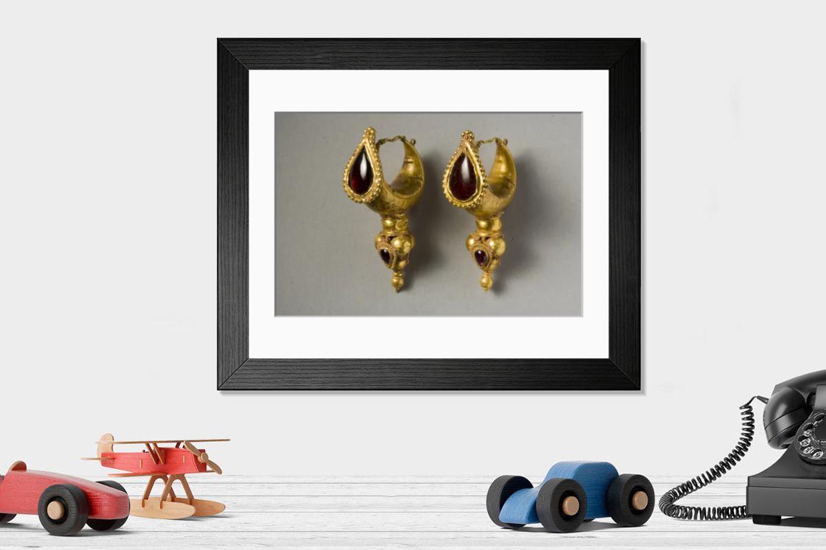 Shown hanging in a room: Modern 14"x12" (36x31cm)