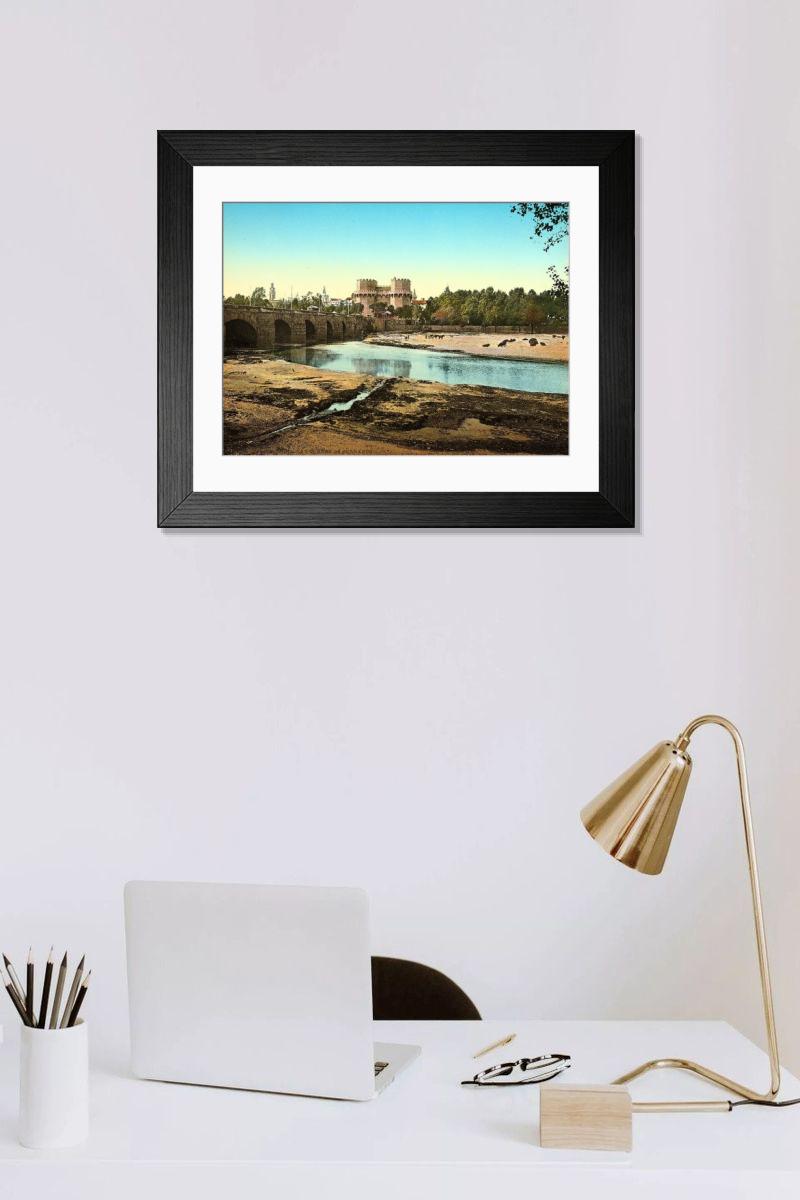 Shown hanging in a room: Moderne 14" x 12" (36 x 31 cm)