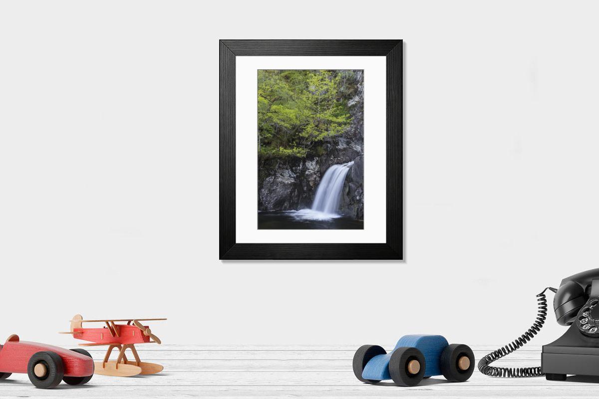 Shown hanging in a room: Modern 14"x12" (36x31cm)