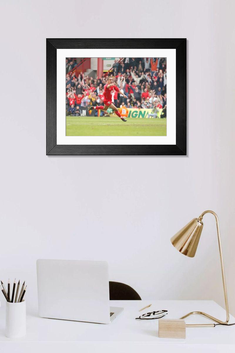 Shown hanging in a room: Modern 14"x12" (36x31cm)