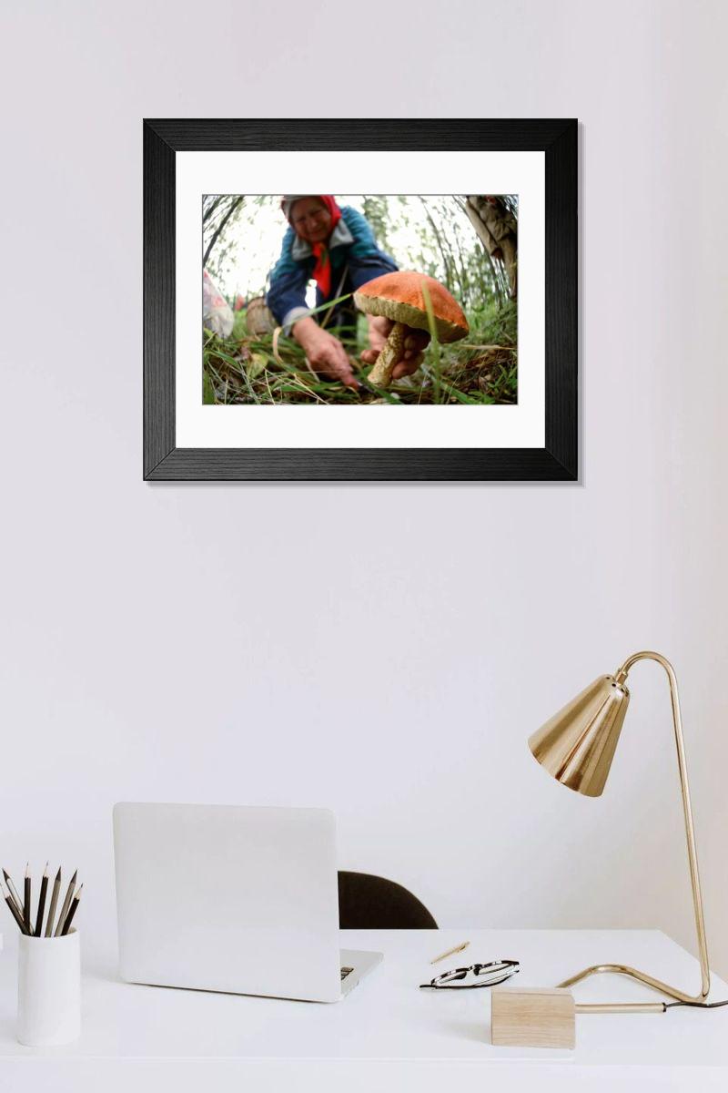 Shown hanging in a room: Modern 14"x12" (36x31cm)