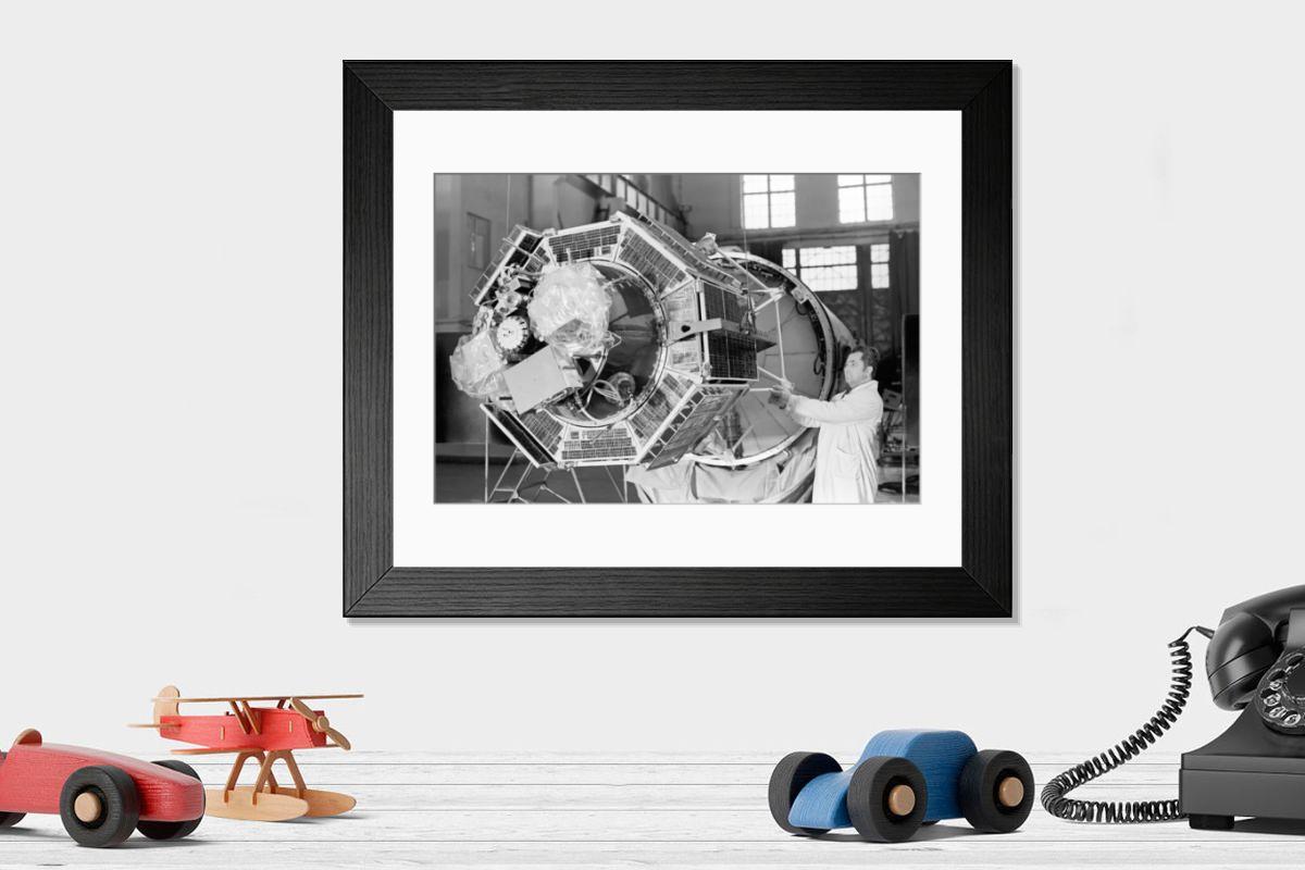 Shown hanging in a room: Modern 14"x12" (36x31cm)