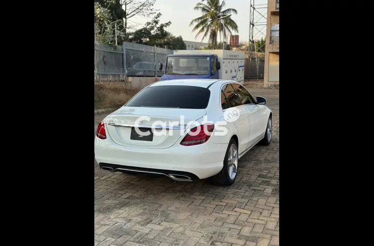 Used Mercedes-Benz C300 2016 - 3/5