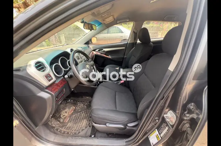 Clean Used 2010 Toyota matrix - 4/5