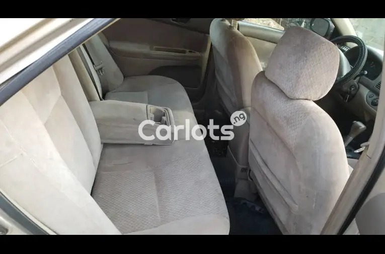 Toyota Camry 2.4 2003 model - 3/5