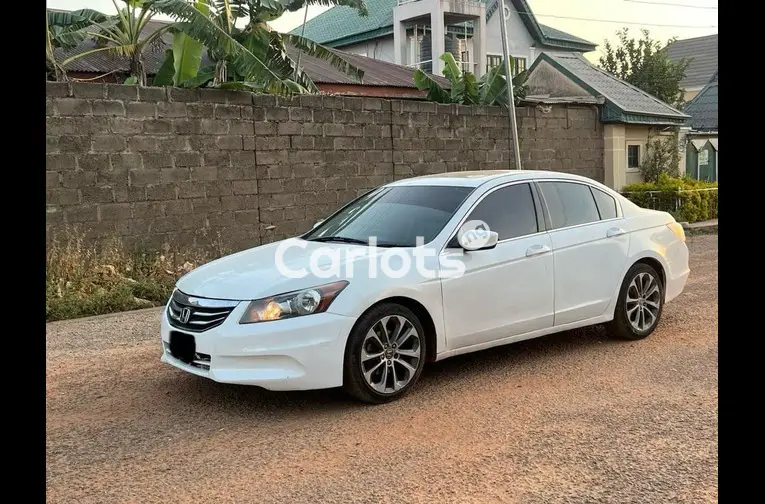 SUPER CLEAN 2011 HONDA ACCORD - 2/5