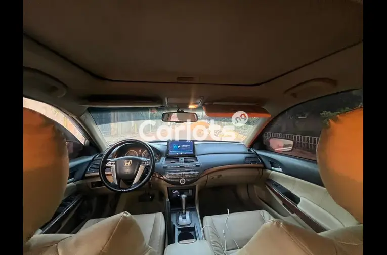 SUPER CLEAN 2011 HONDA ACCORD - 3/5