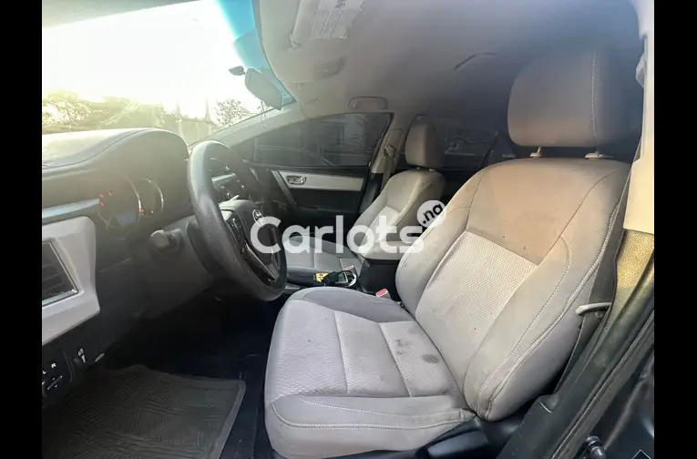 Distress sales 2015 Toyota corolla - 2/5