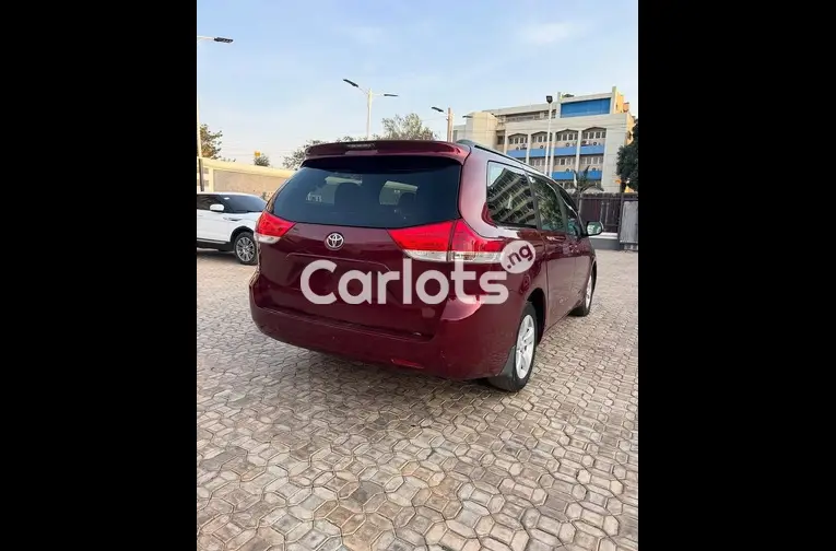 FOREIGN STANDARD 2011 TOYOTA SIENNA SE - 5/5