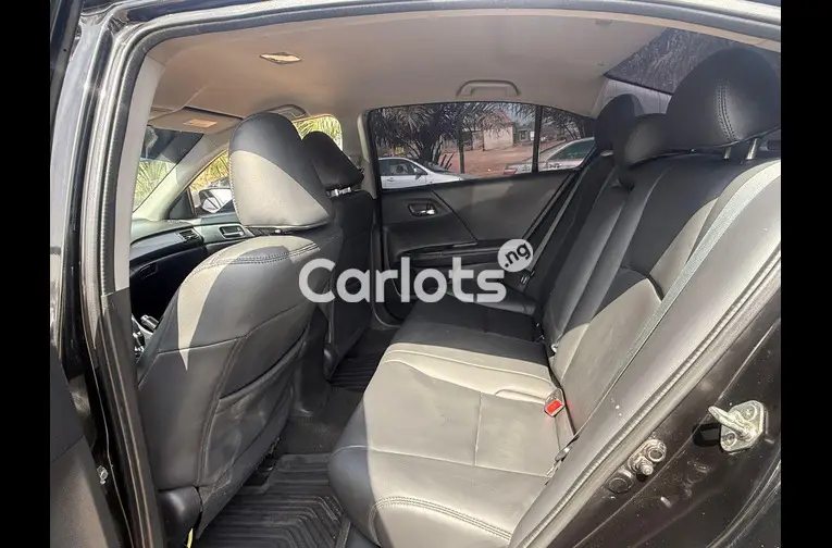 Distress Foreign used Honda Accord 2013 model - 3/5