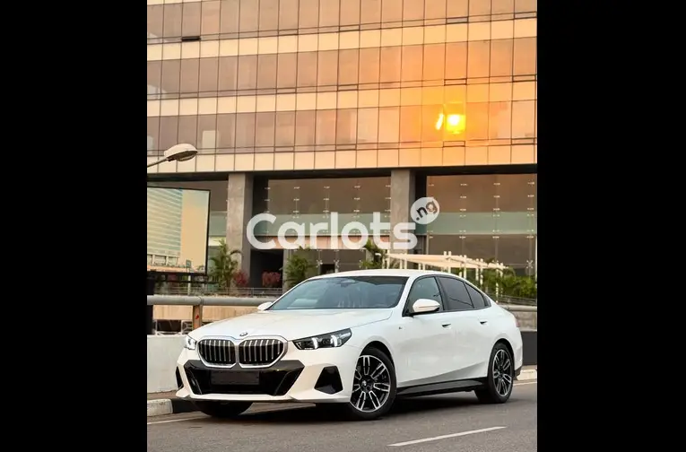 2024 BMW 550i SERIES - 2/5