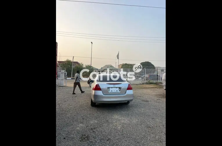 EXTREMELY CLEAN 2005 HONDA ACCORD - 3/5