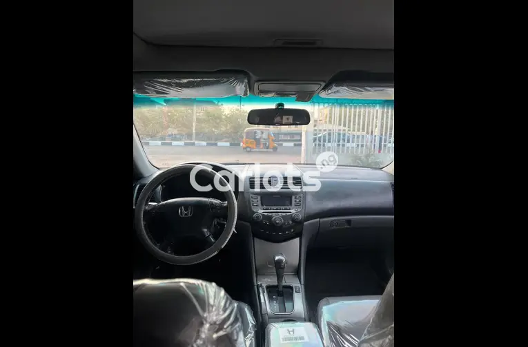 EXTREMELY CLEAN 2005 HONDA ACCORD - 4/5