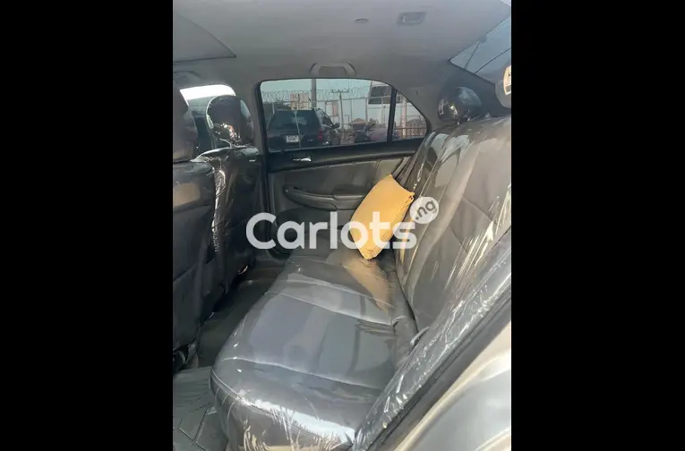 EXTREMELY CLEAN 2005 HONDA ACCORD - 5/5