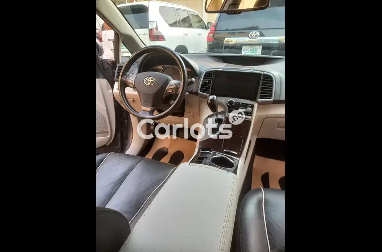 Clean First Body 2011 Toyota VENZA AWD - 2/5