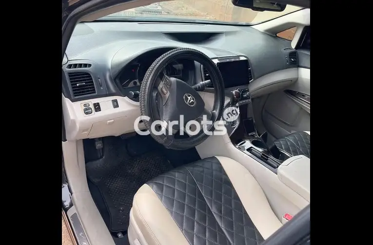 UNIQUE 2010 TOYOTA VENZA - 3/5