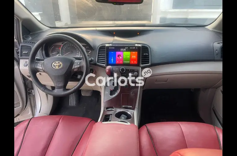 SUPER CLEAN 2010 TOYOTA VENZA - 2/5