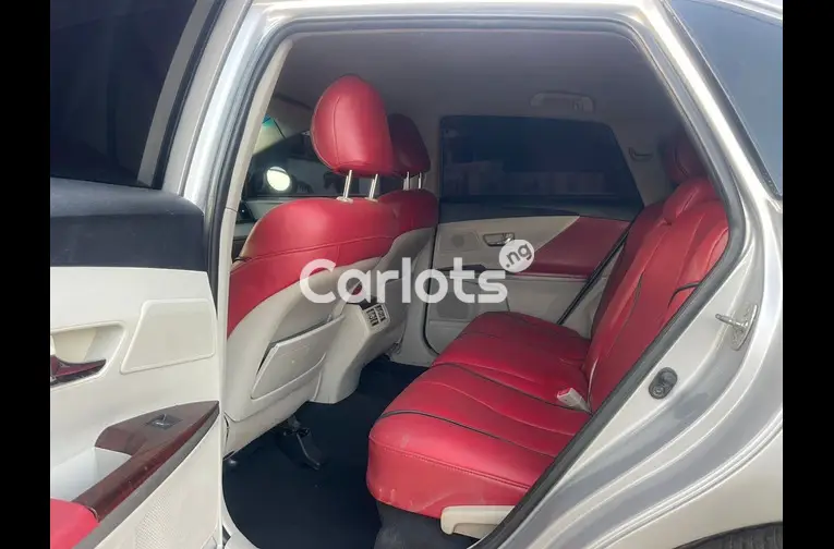 SUPER CLEAN 2010 TOYOTA VENZA - 3/5