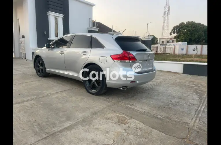 SUPER CLEAN 2010 TOYOTA VENZA - 4/5