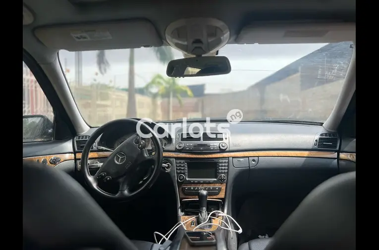 MERCEDES BENZ E350 - 3/5
