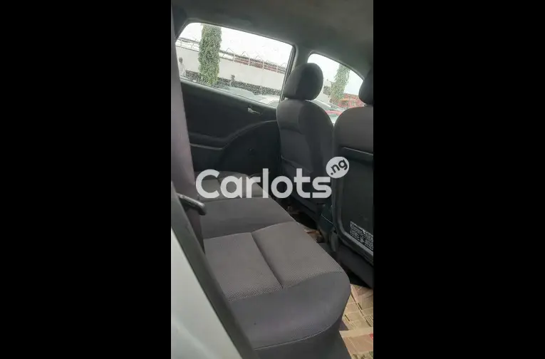 Foreign used 2006 Toyota Matrix - 2/5