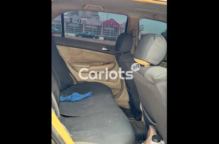 Extremely clean Honda Accord 2005 DC - 2/5