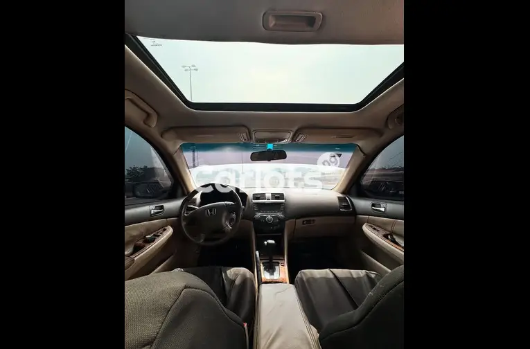 Extremely clean Honda Accord 2005 DC - 4/5