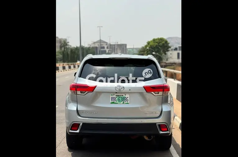 Extremely Clean 2017 Toyota HIGHLANDER - 5/5