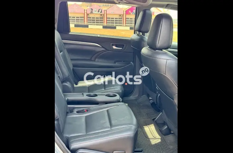 Extremely Clean 2017 Toyota HIGHLANDER - 2/5