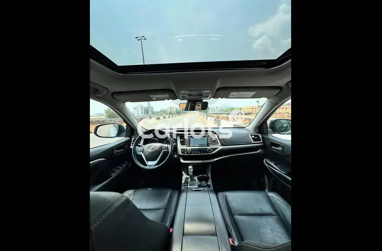 Extremely Clean 2017 Toyota HIGHLANDER - 3/5