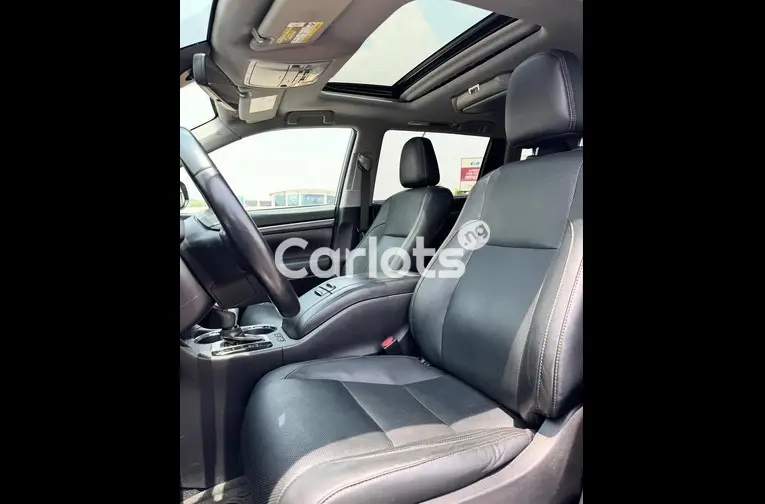 Extremely Clean 2017 Toyota HIGHLANDER - 4/5