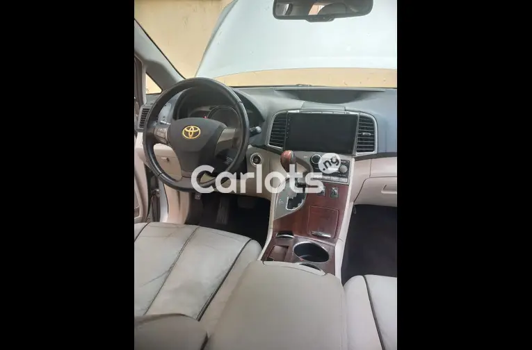 Clean Registered 2010 Toyota VENZA AWD Full Option - 2/5