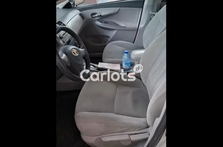 Clean Registered 2011 Toyota Corolla LE - 2/5