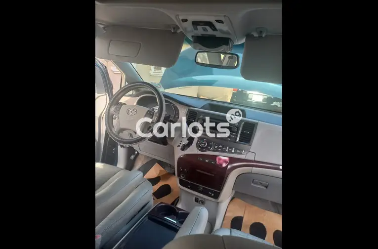 Few Months Used 2011 Toyota Sienna XLE Full Option - 2/5