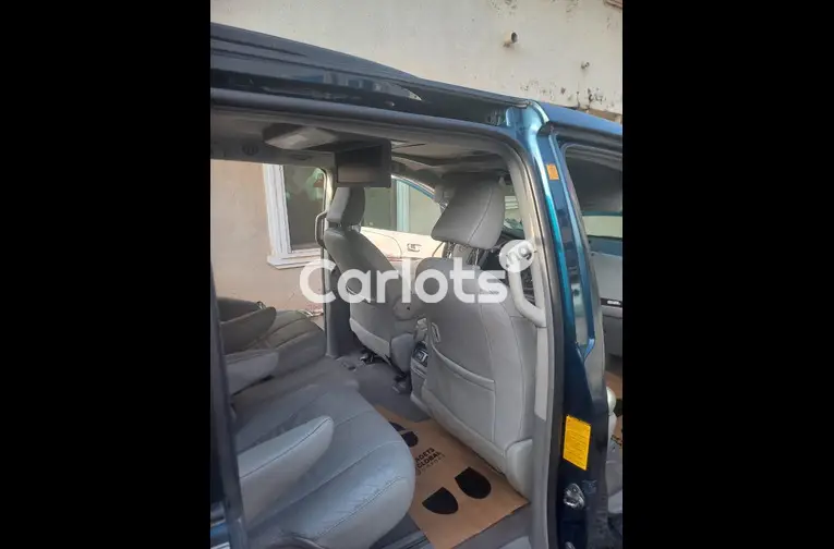 Few Months Used 2011 Toyota Sienna XLE Full Option - 3/5