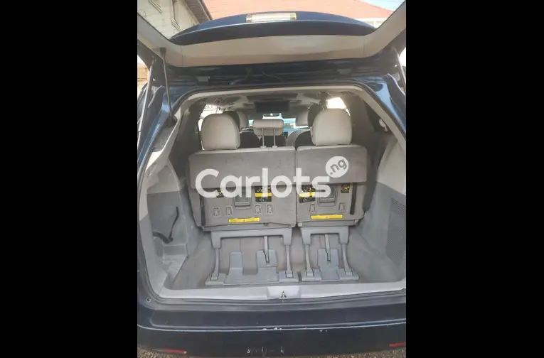 Few Months Used 2011 Toyota Sienna XLE Full Option - 4/5