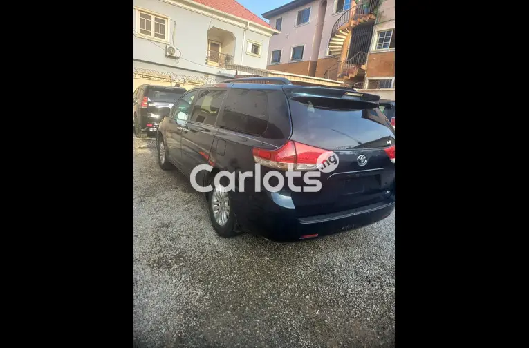 Few Months Used 2011 Toyota Sienna XLE Full Option - 5/5