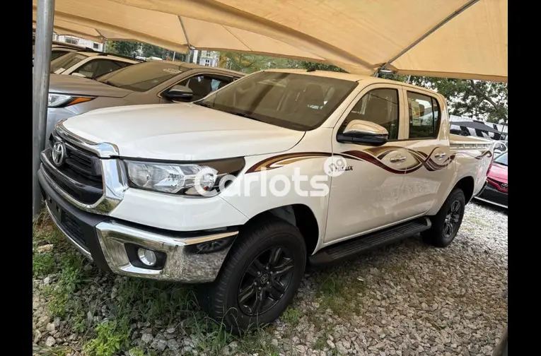 BRAND NEW 2025 TOYOTA HILUX - 1/5