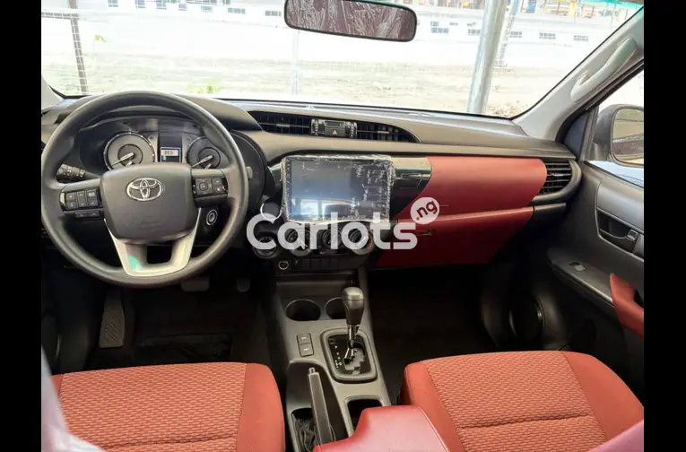 BRAND NEW 2025 TOYOTA HILUX - 3/5