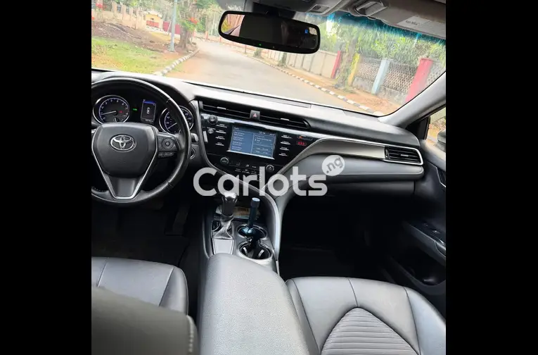 FOREIGN USED 2019 TOYOTA CAMRY SE - 2/5